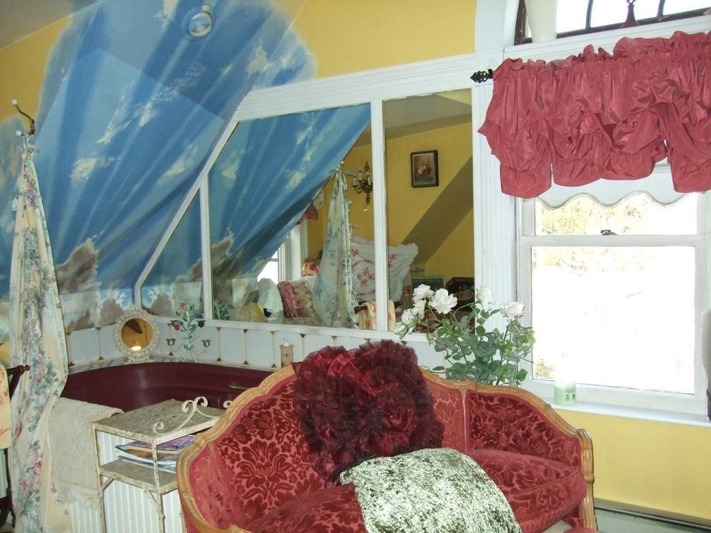 Enchanted Nights Bed & Bath Kittery Room photo