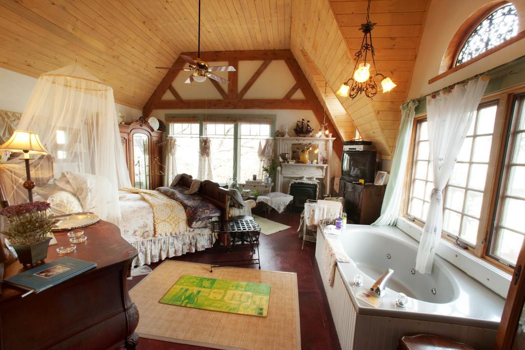 Enchanted Nights Bed & Bath Kittery Room photo