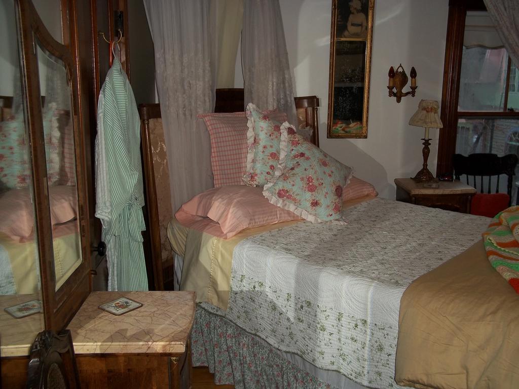 Enchanted Nights Bed & Bath Kittery Room photo