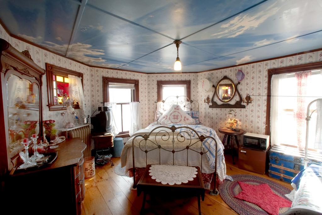Enchanted Nights Bed & Bath Kittery Room photo