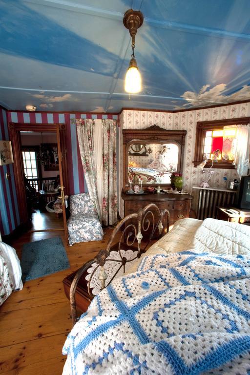 Enchanted Nights Bed & Bath Kittery Room photo